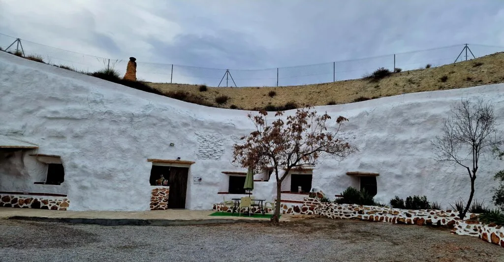 Fachada cueva Cascamorras
